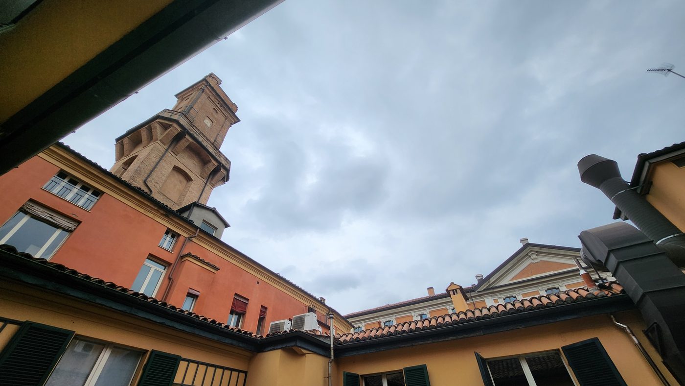 Vista dalla corte con torre medievale