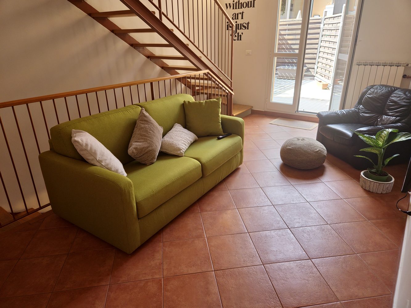 Soggiorno con divano verde