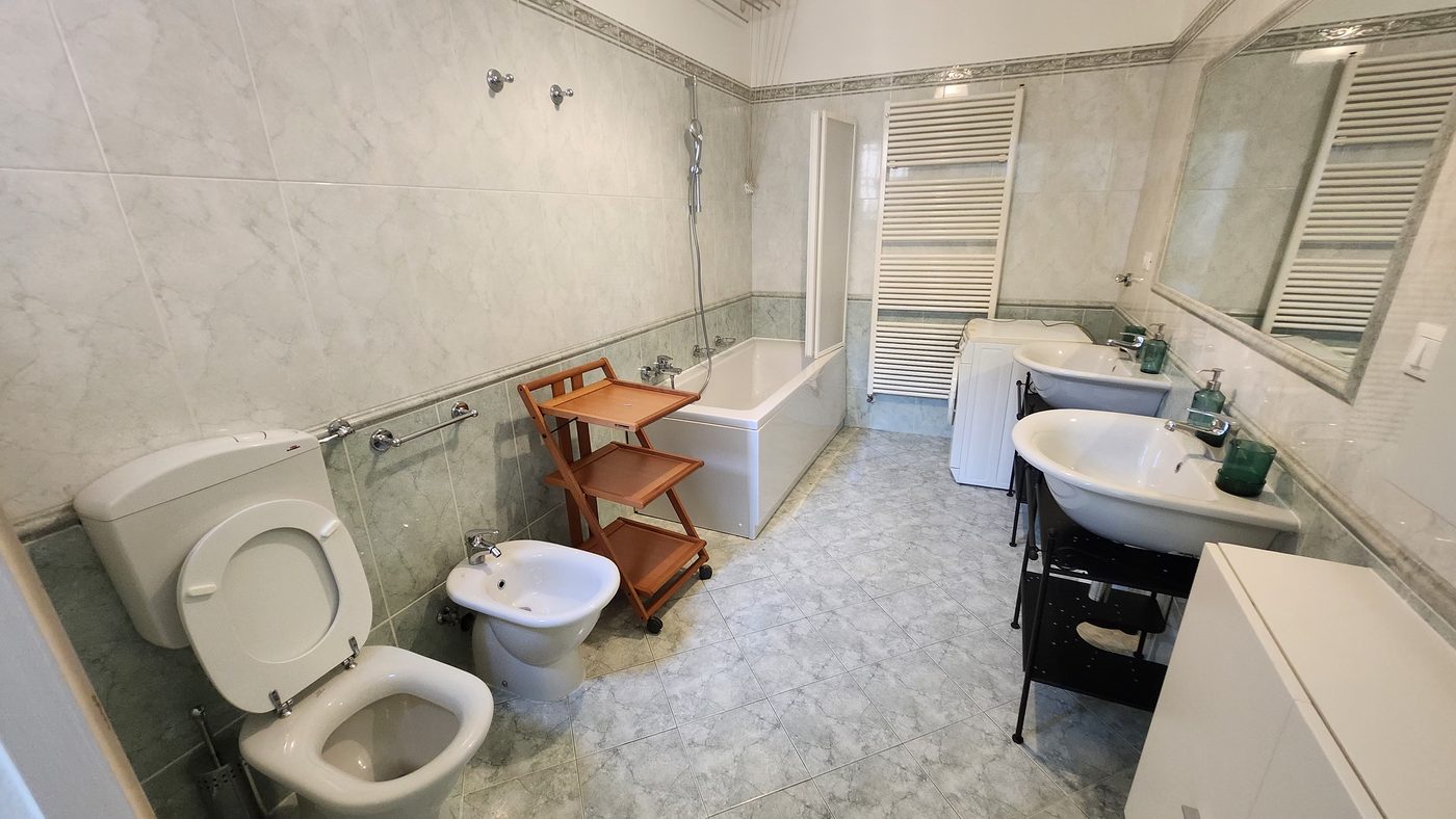 Bagno con vasca in marmo